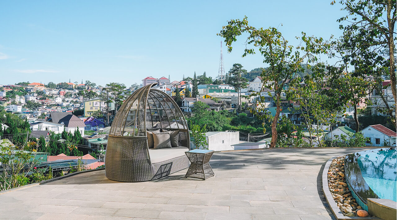 Hồ bơi nước ấm view thành phố Đà Lạt